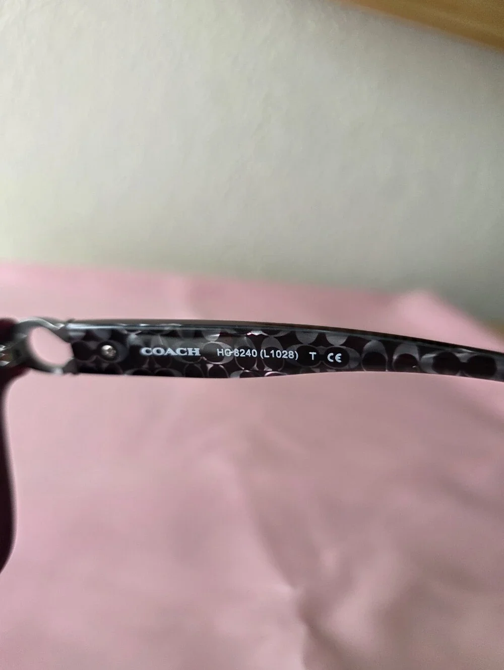 Coach  Oxblood ( 55203B)  HC8240 L1028 52-21 Sunglasses With Case